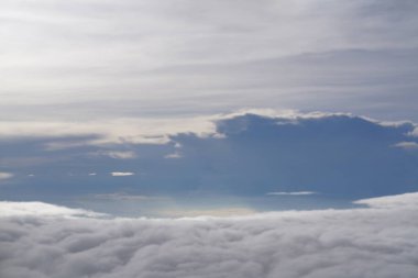 Gökyüzünde güzel bulutlar, uçaktan manzara 