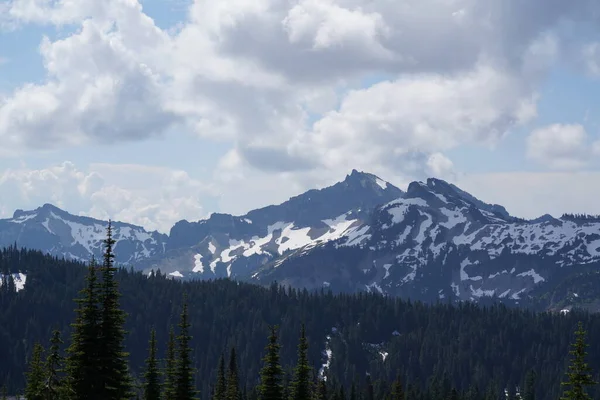 Vista Panorámica Del Majestuoso Paisaje Montañoso Nevado —  Fotos de Stock