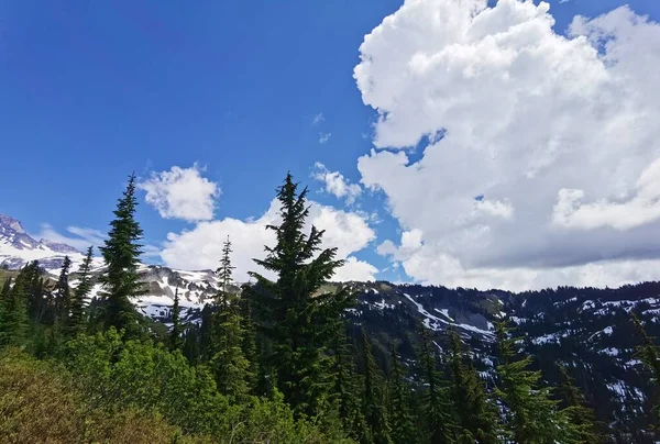 Prachtig Landschap Met Wolken Blauwe Lucht Bergen Heuvels Bedekt Met — Stockfoto