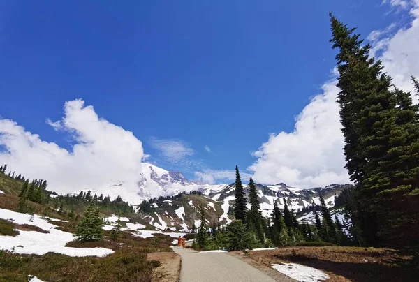 雲と青空と山の丘雪に覆われた美しい風景アスファルトの道 — ストック写真