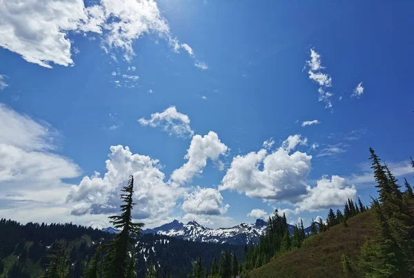 Красивый Пейзаж Облаками Голубым Небом Горы Покрытые Снегом — стоковое фото