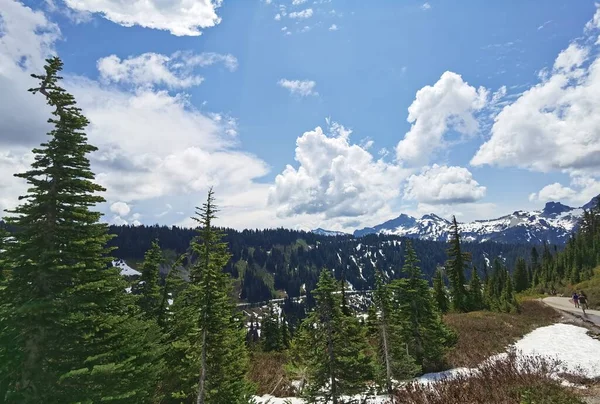 Όμορφο Τοπίο Σύννεφα Και Γαλάζιο Ουρανό Βουνά Λόφοι Καλυμμένοι Χιόνι — Φωτογραφία Αρχείου