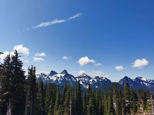 雲と青空と山の丘が雪に覆われた美しい風景 — ストック写真