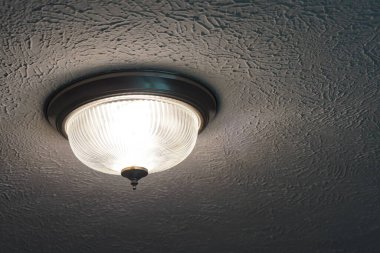 Tavanda yanan bir lamba.