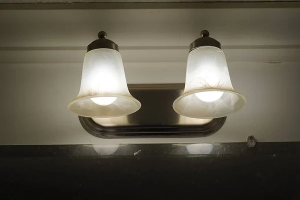 Kroonluchters Elektriciteit Verlichte Lampen Aan Het Plafond Kroonluchters — Stockfoto