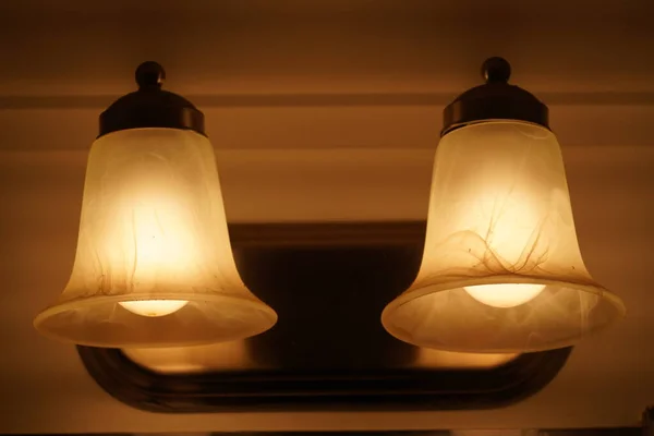 Kroonluchters Elektriciteit Verlichte Lampen Aan Het Plafond Kroonluchters — Stockfoto