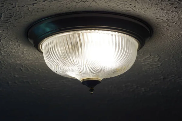 Verlichte Lamp Aan Het Plafond — Stockfoto