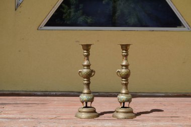 Antika altın pirinç şamdanlar.