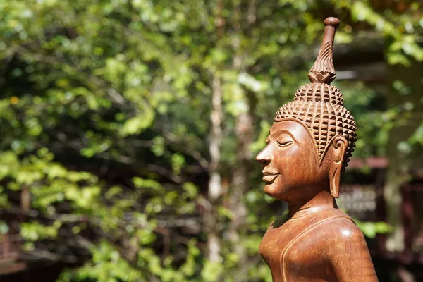Buddhova Hlava Dřevěnou Sochou Thajsku — Stock fotografie