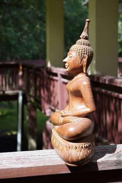 Buda Heykelinin Dikey Görüntüsü — Stok fotoğraf