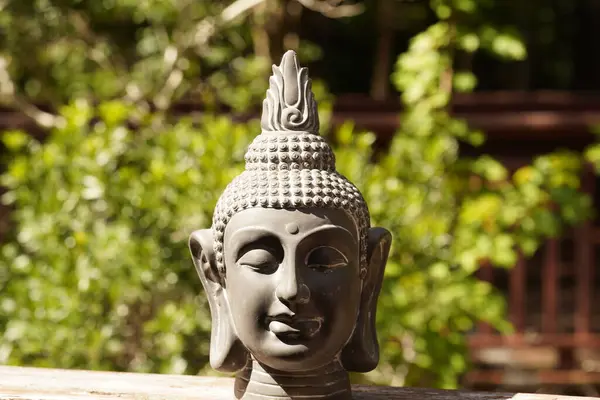 Buda Heykelinin Tapınaktaki Görüntüsünü Kapat — Stok fotoğraf