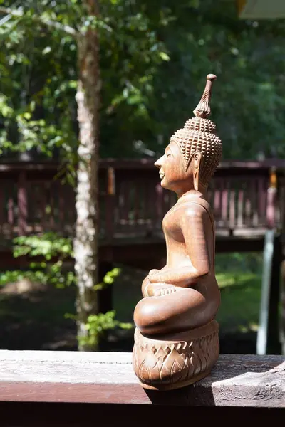 Bahçedeki Buda Heykeli — Stok fotoğraf
