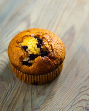 Kırsal ahşap arka planda yabanmersinli kek, yakın plan.