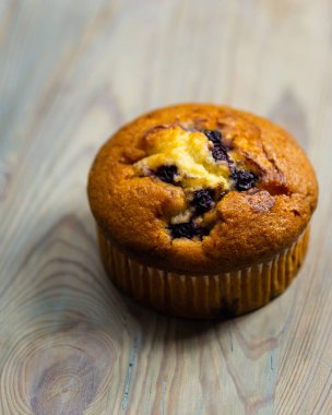 Kırsal ahşap arka planda yabanmersinli kek, yakın plan.