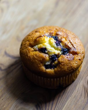 Kırsal ahşap arka planda yabanmersinli kek, yakın plan.