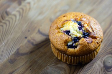 Kırsal ahşap arka planda yabanmersinli kek, yakın plan.