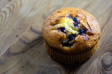 Kırsal ahşap arka planda yabanmersinli kek, yakın plan.