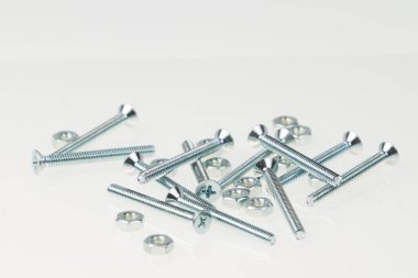 somun ve civata izole beyaz zemin üzerine