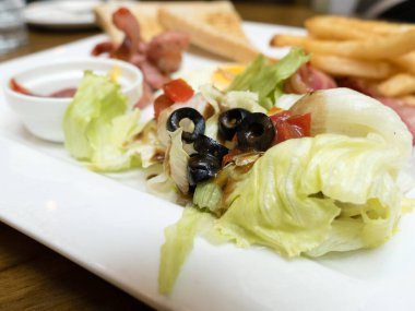 Bahçe Salatası marul ve arka planda brunch ile zeytin