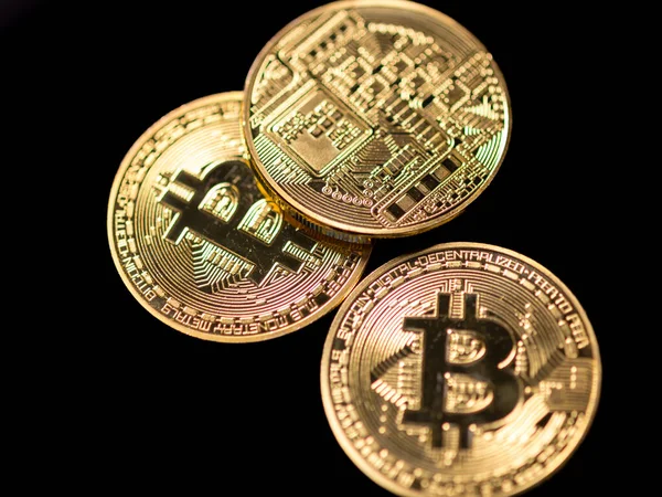 siyah arka plan üzerine bitcoin