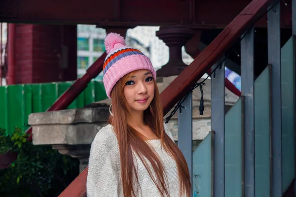 Retrato Una Mujer Taiwanesa Asiática Gorro Una Escalera — Foto de Stock