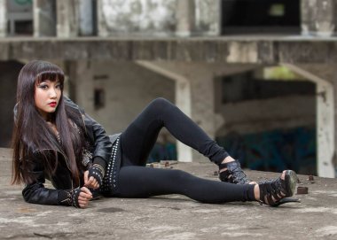 Emo Gotik giyinmiş Asyalı Amerikalı kadın terk edilmiş bir binada.
