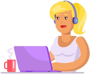 Kulaklıklı iş kadını dizüstü bilgisayarla oturuyor. Kadın yönetici bilgisayarda daktilo ediyor. Ofis çalışanı kız internette çalışıyor, sosyal ağlarda iletişim kuruyor. Teknolojiyle çalışırken serbest çalışan