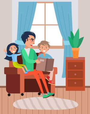 Baba oğlunu ve kızını okuyor. Baba ve çocuk koltukta. Hikaye kitabı olan baba ve çocuk. Ebeveyn ve çocuk rahat bir evde dinleniyor. Mutlu aile, adam çocuğuyla zaman geçiriyor peri masalı okuyor.