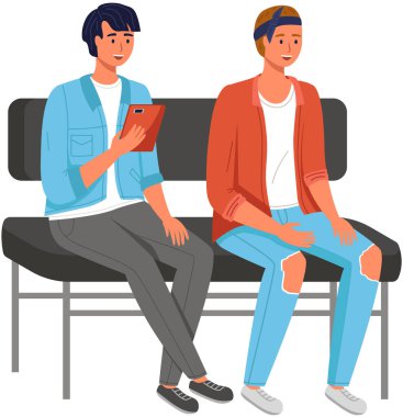 Erkek, evdeki koltukta oturuyor, sohbet ediyor, tablet elektronik cihaz kullanarak iletişim kuruyor. Kanepede telefonla konuşan bir adam. Erkek, akıllı telefonuyla oturur. Uzaktan öğrenme, serbest çalışma ve internet eğlencesi