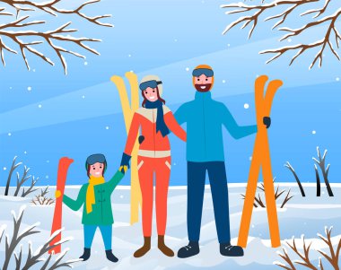 Anne ve baba ve kızı kayak malzemelerini tutuyorlar. Tatiller ve açık havada aktif yaşam tarzı. Ebeveynler ve çocuklar kış ormanlarında vakit geçiriyorlar. Ağaçların yanında duran, kalın giysiler giyen kayakçılar ailesi.