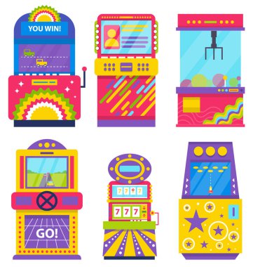 Beyaza izole edilmiş farklı renkli atari makineleri. Oyun uygulaması ekranda. Oyun odası, klasik eğlence, vektör. Eski bir oyun aleti. Kumar ve para kazanmak için bir makine