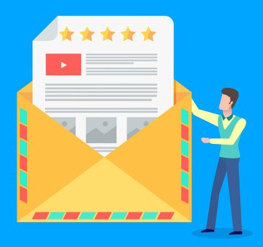 Adam elinde mektup, yıldız kağıdı, video ikonu, metin ve resimlerle karikatür posta zarfını tutuyor. Terfi, beraberlik, terfi. Müşterileri cezbetmek, tüketicileri cezbeden satışları artırmak