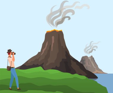 Kaya tepesi volkanı, yüzeyde jeolojik oluşum. Kameralı adam volkanik manzaranın fotoğrafını çekiyor. Adam hareketsiz volkana bakıyor. Soyut panoramik görünümlü açık hava dinlenme yeri