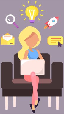 Sosyal medyada bilgisayar paylaşan tatlı bir kız. İş yerindeki iş kadını yeni iş fikirleri geliştiriyor, klavyede daktilo kullanıyor. Girişimci dizüstü bilgisayarda çalışır, harika bir plan yapar.