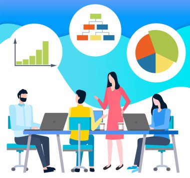 Ofisteki bilgisayarlarla konuşan ve çalışan iş adamları. Masanın etrafında dizüstü bilgisayarı ve tableti olan personel. İstatistiksel simgelerle iş toplantısı konsepti. Beyin fırtınası, kadın ve erkek takım çalışması.