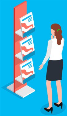 Genç kişi şirketten ürün almayı teklif ediyor. Reklam broşürleriyle ticaret için stand ve vitrin, alıcılar için modern renk ürünleri sunumu. Rozetli karakter sergide kitapları gösteriyor