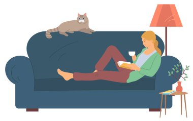 Kadın karakter okuma edebiyatı, kadın karakterin elinde bardak ve kitap tutuşu. Kanepede kediyle yatan kişi, komodin ve lamba, oda. Çizgi film tarzında vektör illüstrasyonu