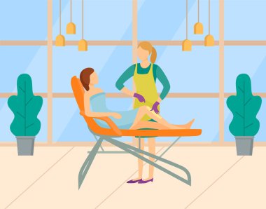 Müşteri spa salonunda prosedür uyguluyor, selüloitten kurtulmak için vücut sargısı yaptırıyor. Epilasyon ve tüy dökülmesi, maskeyi en aza indirmek. Balmumu kullanarak. Çizgi film tarzında vektör illüstrasyonu