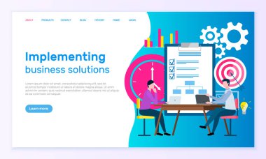 İş çözümleri uygulamak, işçiler hedefleri tartışıyor. Çalışanlar masaüstünde oturuyor ve dizüstü bilgisayar, pazarlama ortaklığı, takım çalışması vektörü kullanıyorlar. Web sitesi veya web sayfası şablonu, iniş sayfası düz biçimi
