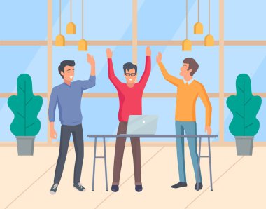 İş adamı liderlik stratejisi, dizüstü bilgisayarın yanında duran adamlar. Ofiste dizüstü bilgisayarla çalışan gülümseyen erkekler, kazanan işbirliği, şirket. Çizgi film tarzında vektör illüstrasyonu