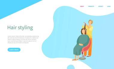 İnsanların saç şekillendirme sitesi. Kuaför kadın için kuaför yapıyor. Saçında bigudilerle oturan müşteri, güzellik salonunun arayüz menüsü. Çizgi film tarzında vektör illüstrasyonu