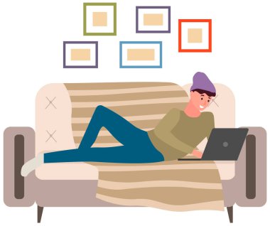 Sohbet, iletişim ve internet üzerinden mesajlar. Adam yalan söylüyor ve sohbet etmek için dizüstü bilgisayar kullanıyor. Bilgisayar klavyesine basmak, online ev rahatlaması. Adam iletişim için dizüstü bilgisayar başında vakit geçiriyor.