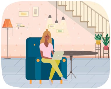 Uzaktan öğrenme, serbest çalışma ve internet eğlencesi. Dizüstü bilgisayarla çalışan bir kadın. Uzaktan çalışma, bilgisayar klavyesinde daktilo, online ev yapımı. Kız görünümlü ekran. Sohbet, iletişim.