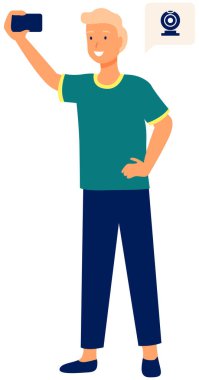 Genç adamın ayakta durduğu selfie konsepti ve cep telefonu kamerasıyla düz bir oto portre yapmak. Adam video konferans telefonuyla iletişim kuruyor, telefonla fotoğraf çekiyor.