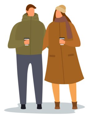 Kadın ve erkek ellerinde bardaklarla yürüyorlar. Kahve içen bir çift, aşk ilişkisi. Kalın giysili insanlar, düz bir resim. Sonbaharda iki yetişkinin açık havada buluşması
