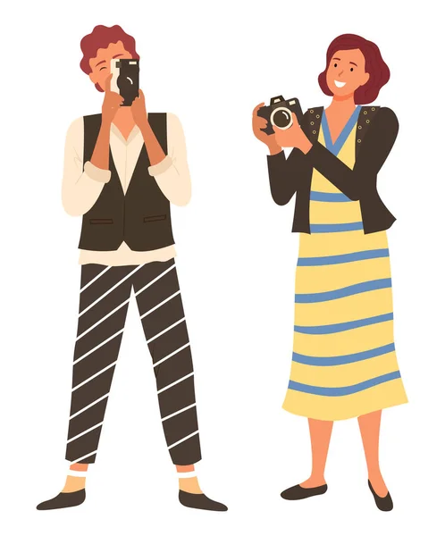 笑顔の人々カメラ機器を保持し カジュアルな服の女性の趣味の写真を撮る フォトカメラとフィルムカメラベクトルを持つ写真家の女性 — ストックベクタ