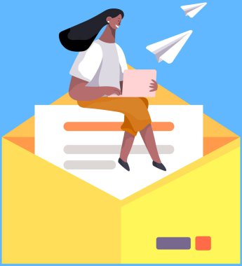 İş kadını ofiste dizüstü bilgisayarı üzerinde çalışıyor ve e-posta alıyor ya da gönderiyor, müşterilerle iletişim kuruyor. İş teknolojisi, e-posta konsepti. Elektronik mesaj, bilgisayarlı ve zarflı adam.