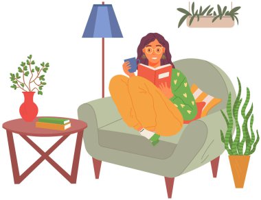 Kitap okuyan genç bir kadın, kanepede oturuyor. Boş zaman ve eğitim. Edebiyat ile rahatlama kavramı. Kız evde dinleniyor ve kahve içiyor. Öğrenci ders kitabı okuyor. Elinde bardak tutuyor.