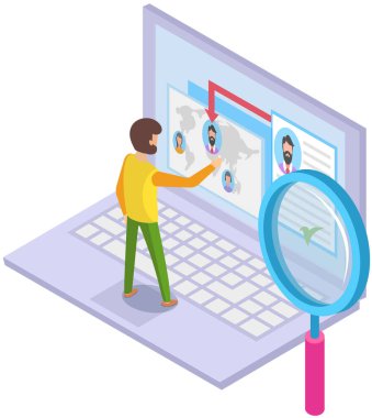 Sosyal ağdaki kullanıcı profillerine bakan bir adam. Sohbet, posta ya da adam toplama programı. Aday arayan bir adam. Sanal hesapların bilgisayar analiz listesine sahip erkek karakter