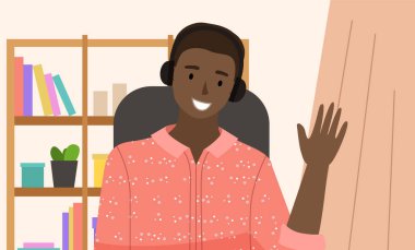 Gülümseyen adam konferans görüntülü görüşme yapıyor. Afrikalı Amerikalı çocuk internette sohbet ediyor, evden çalışıyor. Kulaklıklı erkek karakter el sallıyor. Arkaplanda kitaplar olan raflar, vektör illüstrasyonu